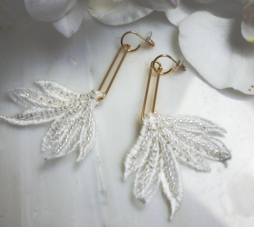 https://jeweltreelondon.com/wp-content/uploads/2020/07/Whimsical_feathers_1024x1024.jpg